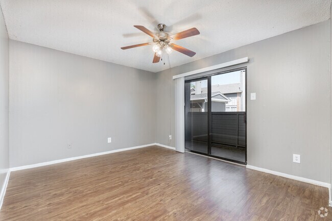 1BR, 1BA - 674SF - Living Room - Fox Hollow Lewisville