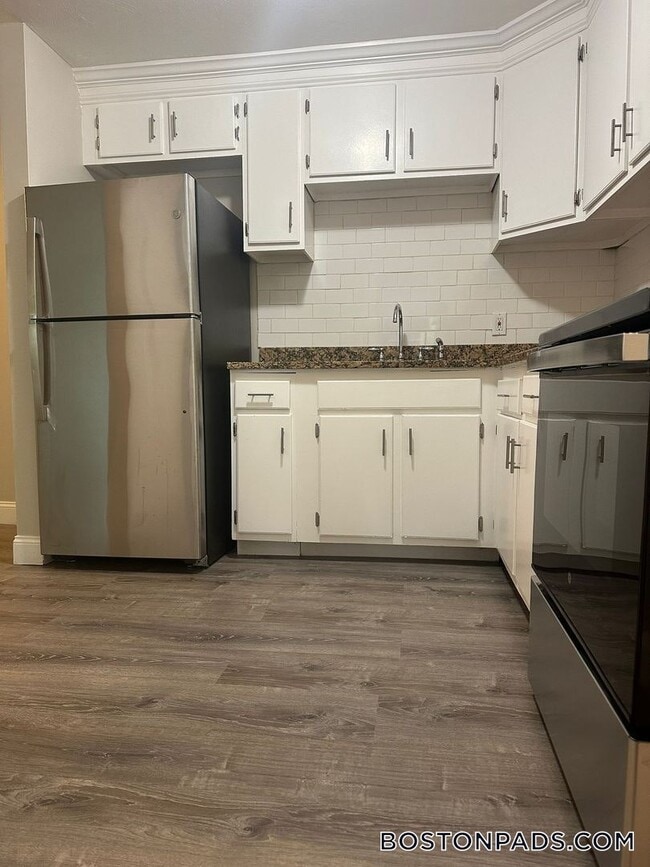 Building Photo - 1093 Main St Rental