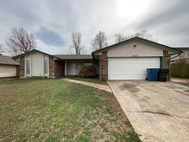 Building Photo - 3 bed, 2 bath, 2 car garage