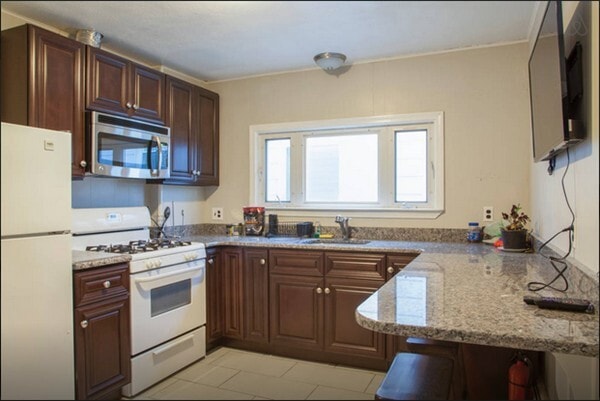 Building Photo - 17 Hunting St Unit 17-2 Rental