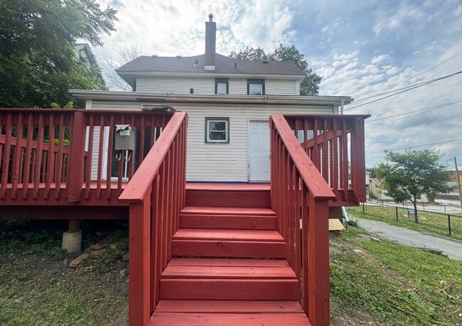 Building Photo - 3 Bedroom 2 Bath House in Moline with a Bo...