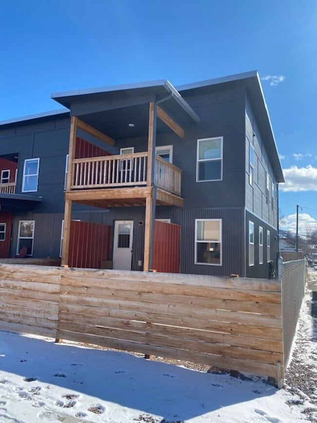 Photo - Newer Build - Immaculate 4-5 bed 3.5 Bath Townhouse