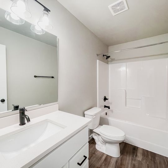 Photo - 825 United Dr