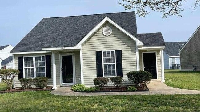 Building Photo - 3 Bedrooms 2 Bath House