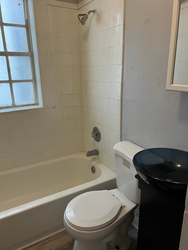 Photo - 730 N Westmoreland Dr Unit b