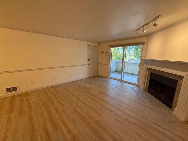 Building Photo - Two Bedroom Two Bathroom In Mountlake Terrace Unit B-107 Rental
