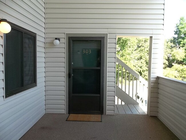 Building Photo - Top Floor 1 Bedroom Condo Near CSU