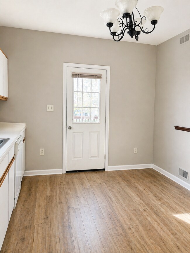 Photo - *** Amazing Apartment in Mt. Washington * Pet Friendly * Duplex style * Available Now * Spacious ... Unit 170