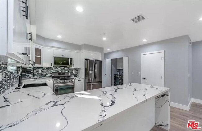 1947 Vista Del Mar Ave