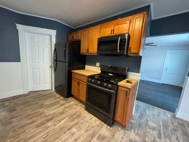 Building Photo - 755-757 Silver St Rental