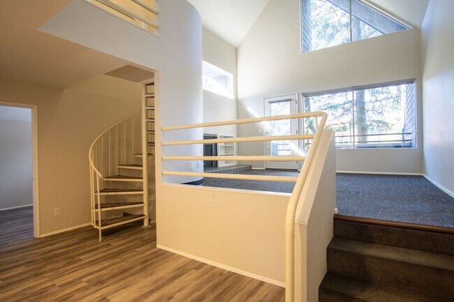 Photo - Fantastic Lake Oswego 2Bdr w/Fireplace, Dishwasher & W/D + Balcony Unit 4685-C