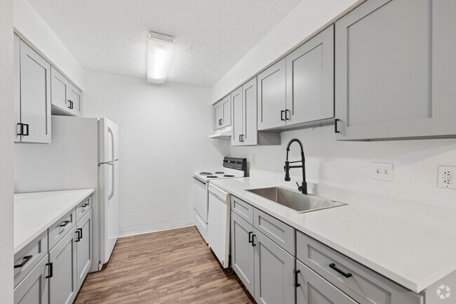 3BR, 2BA - 1,040SF - Kitchen - Crescent Park Apartments