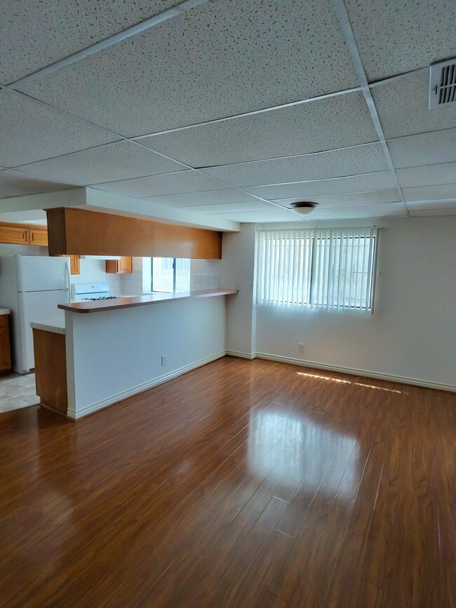 Photo - 121 S Swall Dr