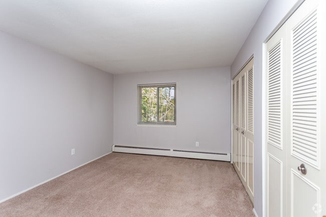1BR, 1BA - 700 SF