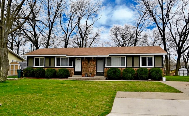Building Photo - 2160 Plainfield Ave Unit 2