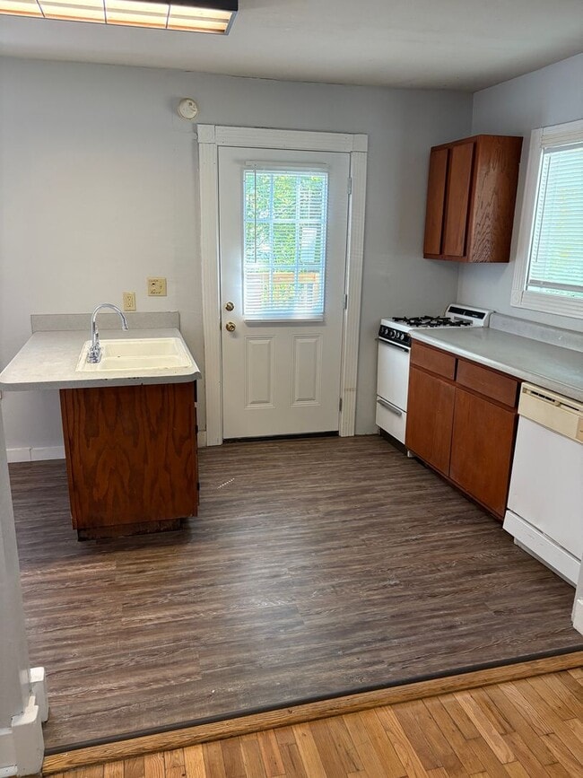 Photo - WALKING DISTANCE TO THE U OF A!!!