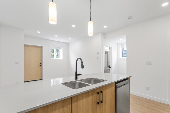 Building Photo - 15224-15298 98 Ave NW Unit 15224 BSMT 4