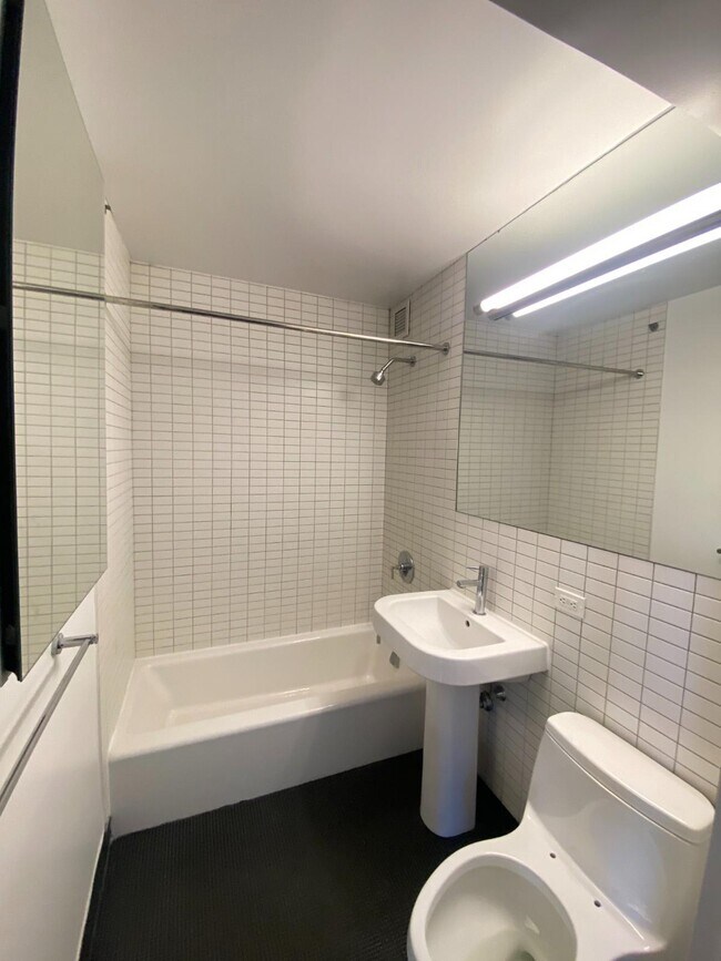 Photo - 222 E 39th St Unidad 11C