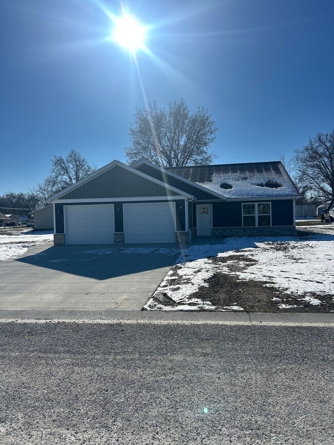 Building Photo - 302 Jennifer