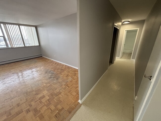 Photo - 1061 Queen's Blvd Unité 602