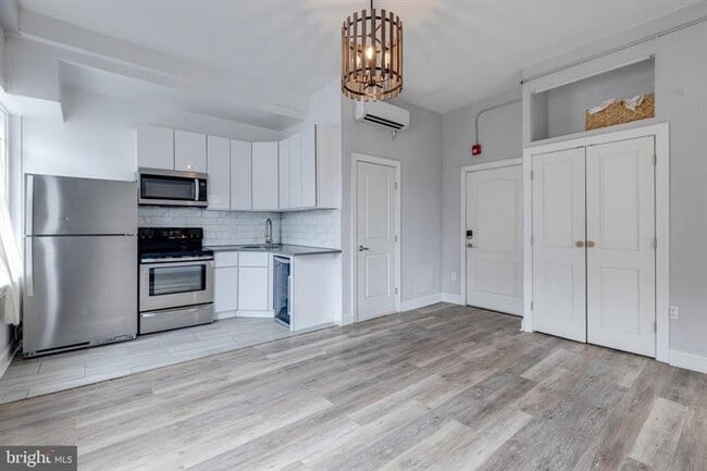 Building Photo - 2134 Spruce St Unit 4