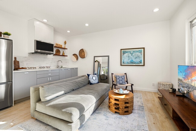 Building Photo - 831 Dickson St