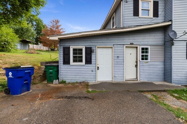 Building Photo - College Street Unit Center 130 1/2 Rental