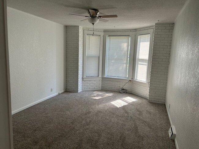 Building Photo - 104 8th St NW Unit 1