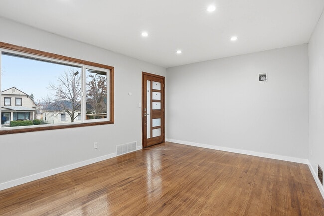 Photo - 729 W Augusta Ave