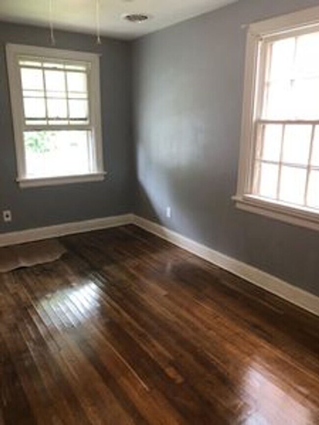 Photo - 2 bed house w Laundry, All electric, central HVAC, fenced yard, hardwoods