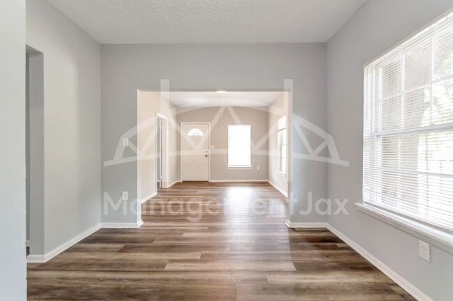 Photo - 1165 Hart St