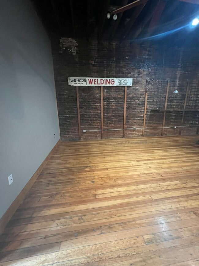 Living Room - 921 Broad St Unit Y
