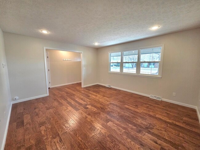 Photo - 213 W Aven Ave