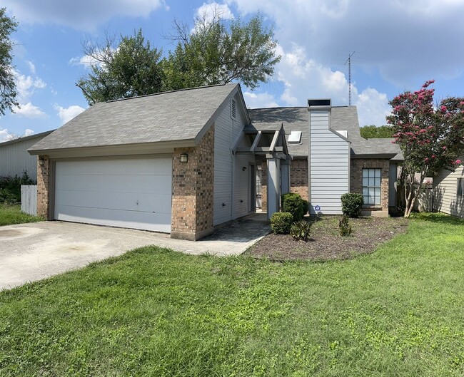 Anderson Mill Home 2 blocks from Noel Gris... - Anderson Mill Home 2 blocks from Noel Gris...