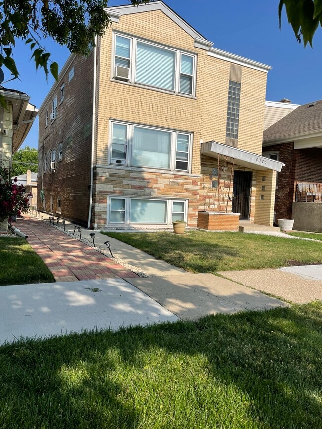 Building Photo - 6125 S Kilpatrick Ave Unit 1G