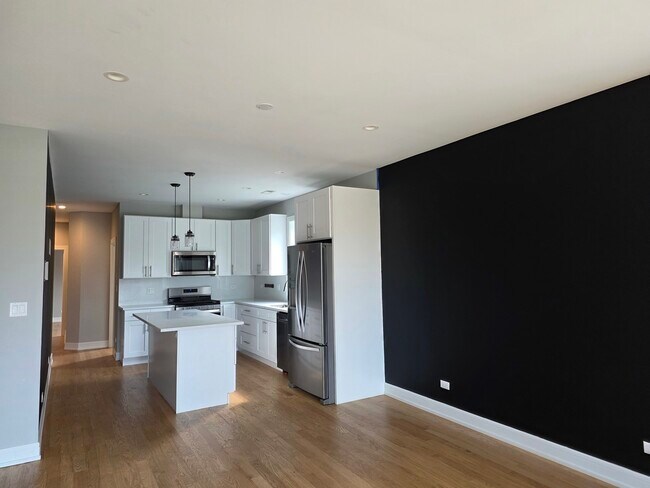 Photo - 3759 S Lake Park Ave Unit 2