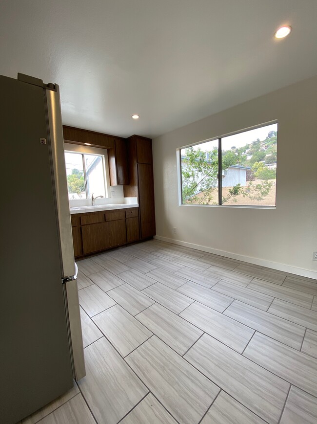 Kitchen - 3019 Chaucer St Unit 3019