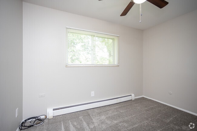 2BR, 1BA - 750 SF - Zahra Apartments in West Carrollton