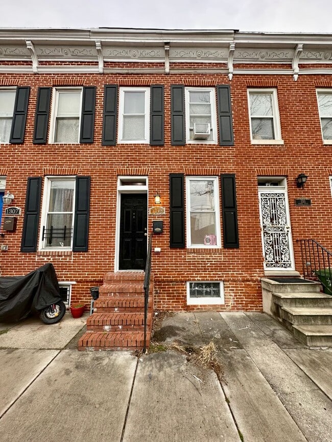 Building Photo - Charming 2 Bedroom/1.5 Bathroom Townhome in Washington Village-Pigtown!
