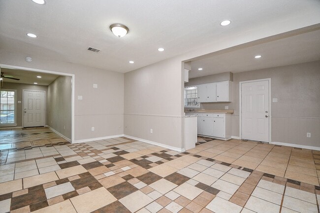 Photo - 515 Westside Ct