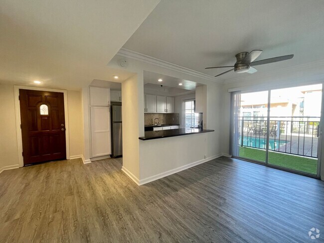 Building Photo - AVAILABLE NOW!!! 2 Bedroom 2 Bathroom Remo... Rental