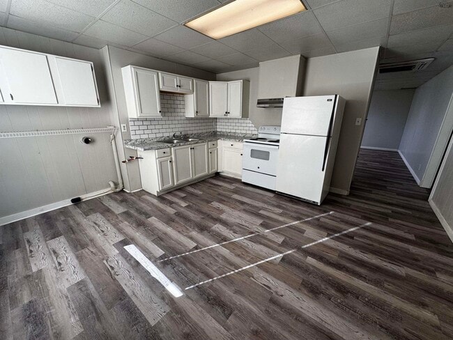 Building Photo - 3201 Southwest Dr