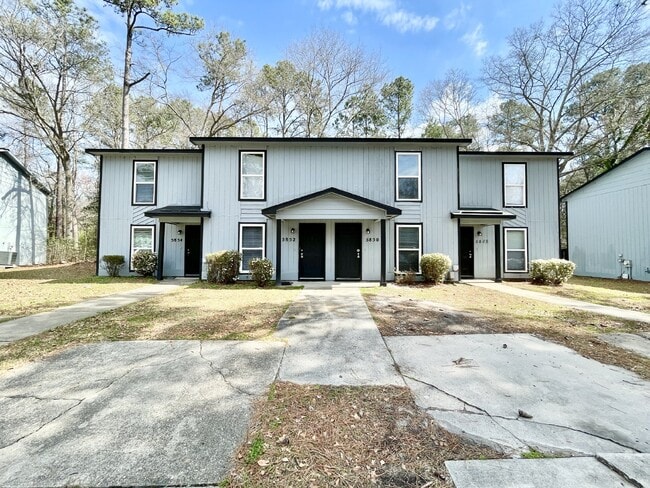 Building Photo - 2 bedroom, 1.5 bathroom townhome in Creeks Edge. Accepts Section 8.