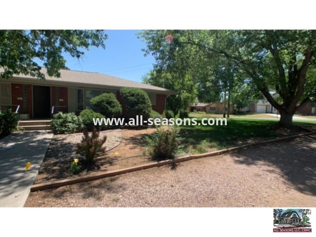 Building Photo - Spacious Duplex Unit near Old Broadmoor Rd