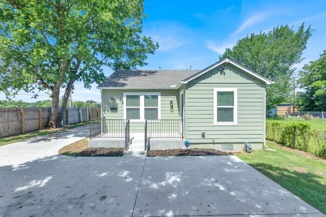 Charming 2 Bed / 1 Bath Home – Convenient ... - Charming 2 Bed / 1 Bath Home – Convenient ...