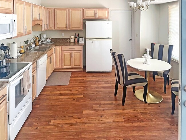 Photo - 1121 Oakcrest Dr