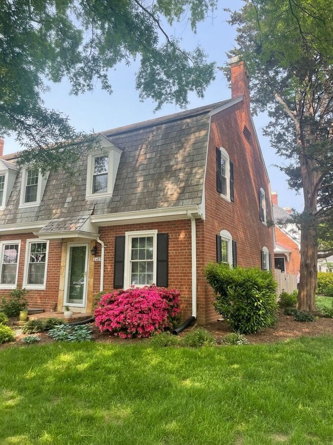 Building Photo - Beautifully Maintained 2 Bed 2 Bath + Den ... Rental