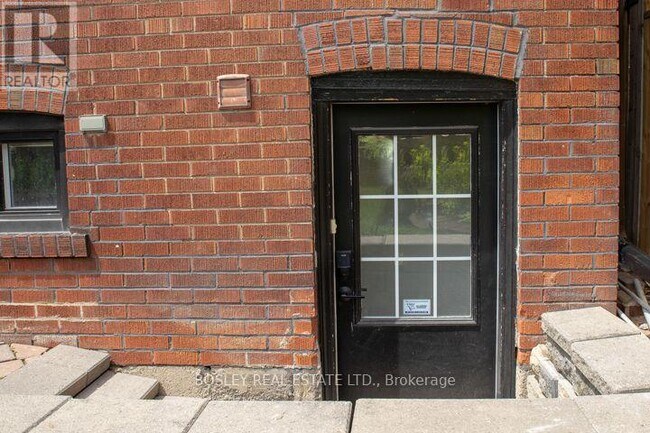 Photo - 15 Manor Rd E