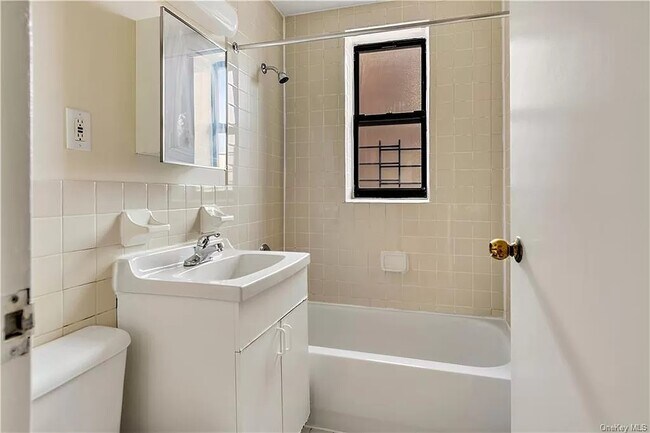 Photo - 400 E 161st St