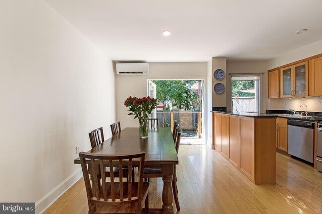 Photo - 2224 Observatory Pl NW